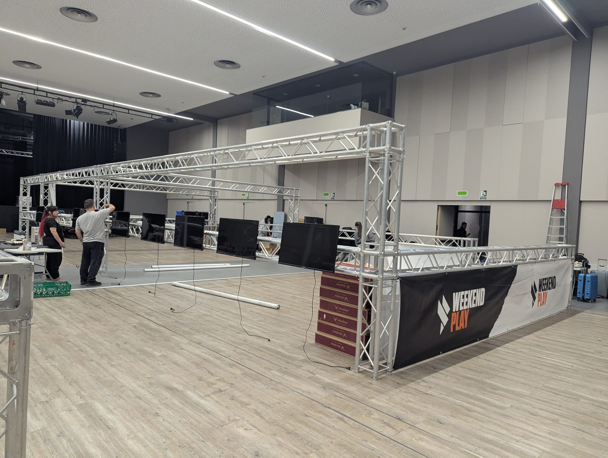 Montaje de truss y pantallas para evento audiovisual